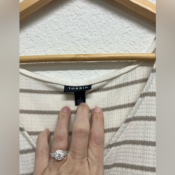 Torrid Taupe & Ivory Stripe Textured Sharkbite Babydoll Tank Size 1 1X - Picture 2 of 3